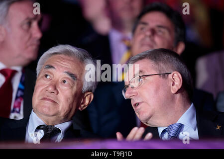 Manchester, World Taekwondo Championships 2019 in Manchester, UK. 18 Mai, 2019. Thomas Bach (R), Präsident des Internationalen Olympischen Komitees, spricht mit Chungwon Choue, Präsident der World Taekwondo Federation, in-49 der Frauen kg Finale bei den World Taekwondo Championships 2019 in Manchester, Großbritannien am 18. Mai 2019. Credit: Jon Super/Xinhua/Alamy leben Nachrichten Stockfoto