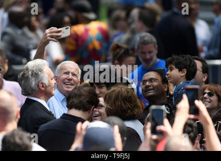 Philadelphia, USA. 18 Mai, 2019. Der frühere US-Vizepräsident Joe Biden nimmt selfie mit Anhänger auf einer Kundgebung in Philadelphia am 18. Mai 2019. Joe Biden am Samstag startete seine Kampagne für die Präsidentschaftswahlen in Philadelphia 2020. Quelle: Liu Jie/Xinhua/Alamy leben Nachrichten Stockfoto