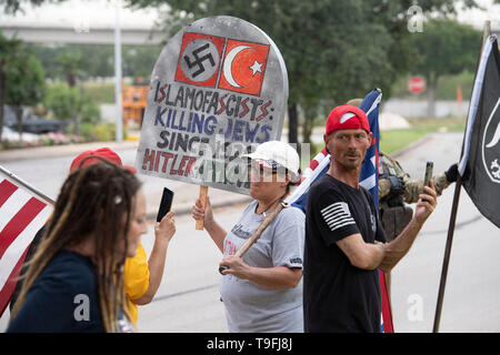 Austin, USA. Mai 18, 2019: Anti-Muslim Demonstranten, viele offene tragen Waffen einschließlich Melanie Brooks von Killeen, TX, sammeln außerhalb einer Rede, die der Kongressabgeordnete Ilhan Omar der Minnesota 5 Kongreßbezirk an der Austin City-weiten iftar Abendessen zu Ehren der 14. Tag des Ramadan. Omar berufen, für den Frieden und die Harmonie in der heutigen teilenden Klima. Stockfoto