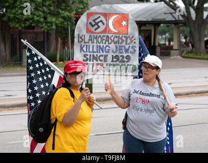 Austin, USA. Mai 18, 2019: Anti-Muslim Demonstranten, viele offene tragen Waffen einschließlich Melanie Brooks von Killeen, TX, r, und Angie Diaz von San Antonio, l, sammeln außerhalb einer Rede, die der Kongressabgeordnete Ilhan Omar der Minnesota 5 Kongreßbezirk an der Austin City-weiten iftar Abendessen zu Ehren der 14. Tag des Ramadan. Omar berufen, für den Frieden und die Harmonie in der heutigen teilenden Klima. Stockfoto