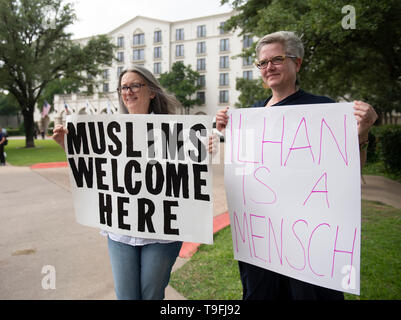 Anhänger der umstrittenen Kongressabgeordnete Ilhan Omar von Minnesota gegen den gegen anti-muslimische Demonstranten während sie sprach auf der Austin City-weiten iftar Abendessen zu Ehren der 14. Tag des Ramadan zu demonstrieren. Omar ist einer der beiden Muslime in den Vereinigten Staaten Kongress dienen.