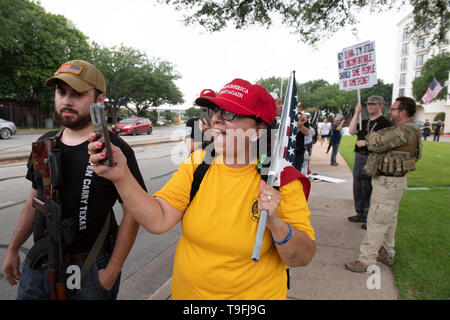 Die Demonstranten, einige öffnen die Waffen legal, Rallye außerhalb von Austin, Texas, Hotel, in dem umstrittenen Muslimischen Kongressabgeordnete Ilhan Omar sprach bei der Stadt iftar Abendessen. Omar wird vorgeworfen, die antisemitischen Äußerungen.