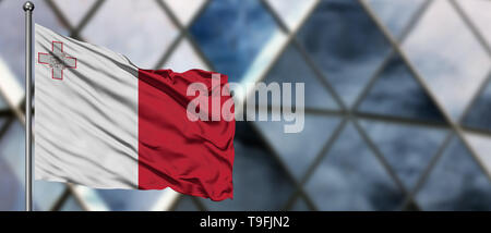 Malta Flagge im Wind gegen verwackelte, modernes Gebäude. Geschäftskonzept. Nationale Zusammenarbeit Thema. Stockfoto