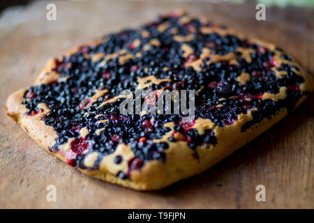 Eine ganze Berry pie auf einem Holzbrett, Nahaufnahme Stockfoto