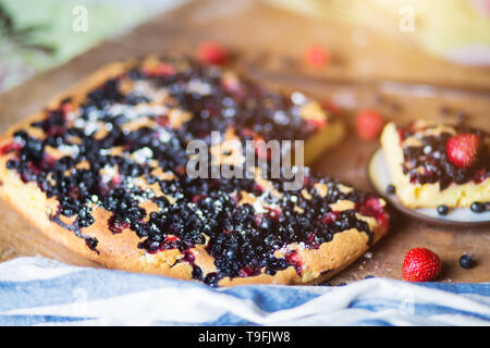 Schließen Sie köstliche verschiedene Kuchen von Johannisbeeren, Heidelbeeren, Erdbeeren Stockfoto