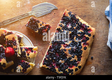 Flach der sortierten berry Pie mit der Erdbeere und blueberrie auf Holz- Hintergrund. Hausgemachte Kuchen Stockfoto