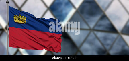 Liechtenstein Flagge im Wind gegen verwackelte, modernes Gebäude. Geschäftskonzept. Nationale Zusammenarbeit Thema. Stockfoto