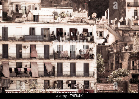 Außenansicht eines typischen Mehrfamilienhaus in Algier, Algerien Stockfoto