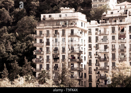 Außenansicht eines typischen Mehrfamilienhaus in Algier, Algerien Stockfoto