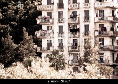 Außenansicht eines typischen Mehrfamilienhaus in Algier, Algerien Stockfoto
