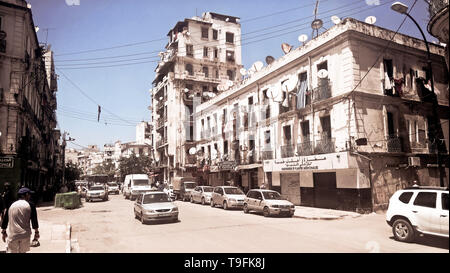 Typische Straße und Apartment Gebäude in einem ruhigen Wohnviertel von Algier, Algerien, während des Ramadan Stockfoto
