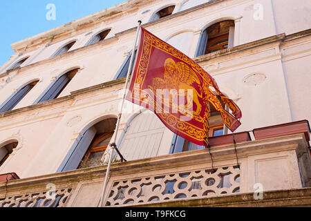 Flagge von Venedig mit dem geflügelten Löwen von St. Mark Stockfoto