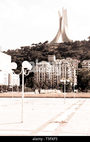 Die Märtyrer" Denkmal ist auf den Höhen von Algier mit Blick auf die Nachbarschaft von Hamma und der Botanische Garten Hamma in Algier, Algerien Stockfoto