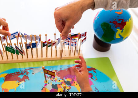 Geographie Übung für Kinder, Flaggen der Länder auf einer Karte, die Flagge von Spanien. Stockfoto