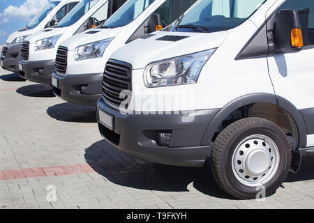 Anzahl der neuen weißen Kleinbusse und Lieferwagen, die außerhalb Stockfoto