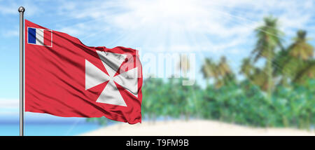 Wallis und Futuna Flagge schwenkten in den sonnigen blauen Himmel mit Sommer Strand Hintergrund. Ferienhäuser, Urlaub Konzept. Stockfoto