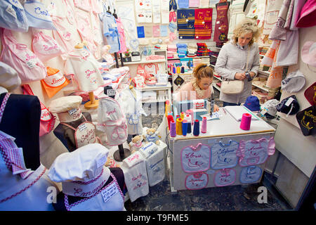 Zwei Frauen in einem Nähen und Stricken shop in Venedig Stockfoto