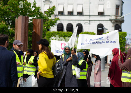 Stockholm, Schweden, 18. Mai 2019. Demonstration für den inhaftierten Imame in Schweden. In den letzten Wochen, Imame und muslimische Führer in Schweden, die sich in Gewahrsam genommen worden. Drei Imame sind jetzt in Haft: Abo-Raad, Imam einer Moschee in Gävle, Hussein Al-Jibury, Imam einer Moschee in Umeå, und Fekri Hamad, Imam einer Moschee in Västerås. Der Raad Sohn wird auch gehalten. Abdel-Nasser el Nadi, Chief Executive von Vetenskapsskolan, ist der fünfte Senior Mitglied von Schwedens muslimische Gemeinschaft in Gewahrsam, in weniger als einem Monat gesetzt werden. Nach dem schwedischen Gesetz, schwedischer, Sicherheit, Säpo abzuschieben, können alle Personen, die kein Swe Stockfoto