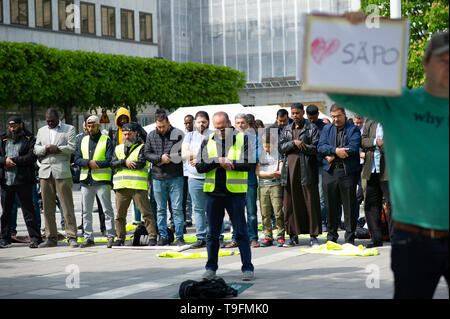 Stockholm, Schweden, 18. Mai 2019. Demonstration für den inhaftierten Imame in Schweden. In den letzten Wochen, Imame und muslimische Führer in Schweden, die sich in Gewahrsam genommen worden. Drei Imame sind jetzt in Haft: Abo-Raad, Imam einer Moschee in Gävle, Hussein Al-Jibury, Imam einer Moschee in Umeå, und Fekri Hamad, Imam einer Moschee in Västerås. Der Raad Sohn wird auch gehalten. Abdel-Nasser el Nadi, Chief Executive von Vetenskapsskolan, ist der fünfte Senior Mitglied von Schwedens muslimische Gemeinschaft in Gewahrsam, in weniger als einem Monat gesetzt werden. Nach dem schwedischen Gesetz, schwedischer, Sicherheit, Säpo abzuschieben, können alle Personen, die kein Swe Stockfoto