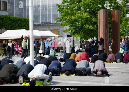 Stockholm, Schweden, 18. Mai 2019. Demonstration für den inhaftierten Imame in Schweden. In den letzten Wochen, Imame und muslimische Führer in Schweden, die sich in Gewahrsam genommen worden. Drei Imame sind jetzt in Haft: Abo-Raad, Imam einer Moschee in Gävle, Hussein Al-Jibury, Imam einer Moschee in Umeå, und Fekri Hamad, Imam einer Moschee in Västerås. Der Raad Sohn wird auch gehalten. Abdel-Nasser el Nadi, Chief Executive von Vetenskapsskolan, ist der fünfte Senior Mitglied von Schwedens muslimische Gemeinschaft in Gewahrsam, in weniger als einem Monat gesetzt werden. Nach dem schwedischen Gesetz, schwedischer, Sicherheit, Säpo abzuschieben, können alle Personen, die kein Swe Stockfoto