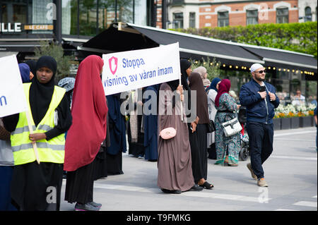 Stockholm, Schweden, 18. Mai 2019. Demonstration für den inhaftierten Imame in Schweden. In den letzten Wochen, Imame und muslimische Führer in Schweden, die sich in Gewahrsam genommen worden. Drei Imame sind jetzt in Haft: Abo-Raad, Imam einer Moschee in Gävle, Hussein Al-Jibury, Imam einer Moschee in Umeå, und Fekri Hamad, Imam einer Moschee in Västerås. Der Raad Sohn wird auch gehalten. Abdel-Nasser el Nadi, Chief Executive von Vetenskapsskolan, ist der fünfte Senior Mitglied von Schwedens muslimische Gemeinschaft in Gewahrsam, in weniger als einem Monat gesetzt werden. Nach dem schwedischen Gesetz, schwedischer, Sicherheit, Säpo abzuschieben, können alle Personen, die kein Swe Stockfoto