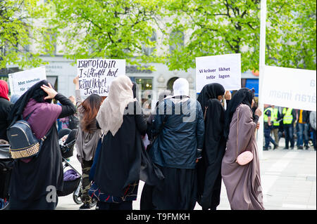 Stockholm, Schweden, 18. Mai 2019. Demonstration für den inhaftierten Imame in Schweden. In den letzten Wochen, Imame und muslimische Führer in Schweden, die sich in Gewahrsam genommen worden. Drei Imame sind jetzt in Haft: Abo-Raad, Imam einer Moschee in Gävle, Hussein Al-Jibury, Imam einer Moschee in Umeå, und Fekri Hamad, Imam einer Moschee in Västerås. Der Raad Sohn wird auch gehalten. Abdel-Nasser el Nadi, Chief Executive von Vetenskapsskolan, ist der fünfte Senior Mitglied von Schwedens muslimische Gemeinschaft in Gewahrsam, in weniger als einem Monat gesetzt werden. Nach dem schwedischen Gesetz, schwedischer, Sicherheit, Säpo abzuschieben, können alle Personen, die kein Swe Stockfoto