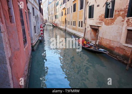 Gondoliere Transport von Touristen an einem Kanal, Venedig, Italien Stockfoto