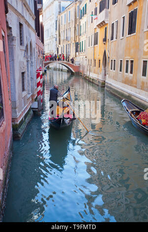 Gondoliere Transport von Touristen an einem Kanal, Venedig, Italien Stockfoto