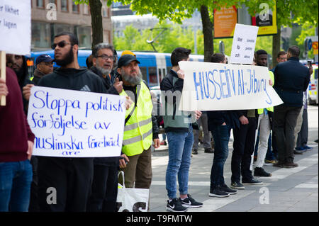 Stockholm, Schweden, 18. Mai 2019. Demonstration für den inhaftierten Imame in Schweden. In den letzten Wochen, Imame und muslimische Führer in Schweden, die sich in Gewahrsam genommen worden. Drei Imame sind jetzt in Haft: Abo-Raad, Imam einer Moschee in Gävle, Hussein Al-Jibury, Imam einer Moschee in Umeå, und Fekri Hamad, Imam einer Moschee in Västerås. Der Raad Sohn wird auch gehalten. Abdel-Nasser el Nadi, Chief Executive von Vetenskapsskolan, ist der fünfte Senior Mitglied von Schwedens muslimische Gemeinschaft in Gewahrsam, in weniger als einem Monat gesetzt werden. Nach dem schwedischen Gesetz, schwedischer, Sicherheit, Säpo abzuschieben, können alle Personen, die kein Swe Stockfoto