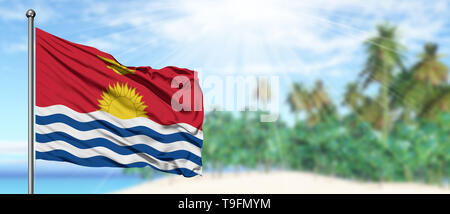 Winkende Kiribati Flagge in den sonnigen blauen Himmel mit Sommer Strand Hintergrund. Ferienhäuser, Urlaub Konzept. Stockfoto