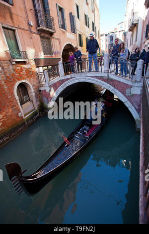 Gondoliere Transport von Touristen an einem Kanal, Venedig, Italien Stockfoto