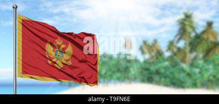 Winkende Montenegro Flagge in den sonnigen blauen Himmel mit Sommer Strand Hintergrund. Ferienhäuser, Urlaub Konzept. Stockfoto