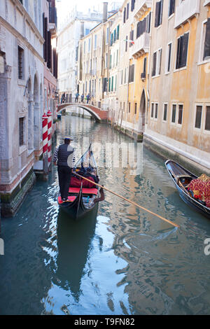 Gondoliere Transport von Touristen an einem Kanal, Venedig, Italien Stockfoto