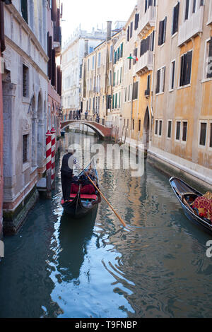 Gondoliere Transport von Touristen an einem Kanal, Venedig, Italien Stockfoto