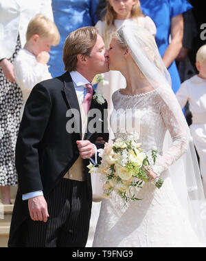 Brautpaar Thomas Kingston und Lady Gabriella Windsor einen Kuss auf die Schritte der Kapelle Anteil nach ihrer Hochzeit in St. George's Chapel in Windsor. Stockfoto