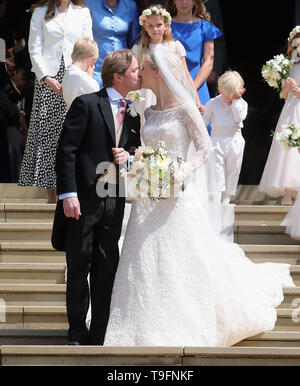 Brautpaar Thomas Kingston und Lady Gabriella Windsor einen Kuss auf die Schritte der Kapelle Anteil nach ihrer Hochzeit in St. George's Chapel in Windsor. Stockfoto