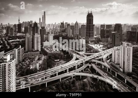 Shanghai Yanan Straße Überführung Brücke mit starkem Verkehr in China. Stockfoto