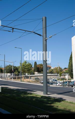 Marseille, moderne Straßenbahn, Oberleitung Abspannmast - Marseille, moderne Straßenbahn, Oberleitung Stockfoto