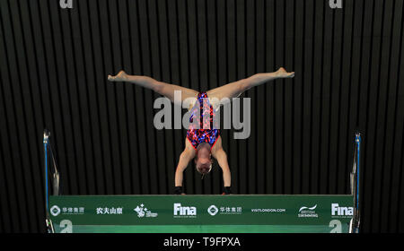 Großbritanniens Robyn Birke in der 10-m-Final an Tag zwei der Diving World Series in London Aquatics Centre, London. Stockfoto