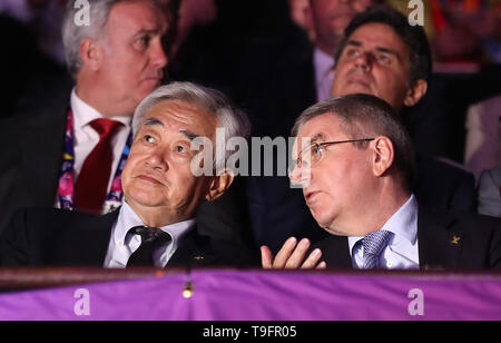 Thomas Bach, der Präsident des Internationalen Olympischen Komitees (Mitte) sitzt mit Chungwon Choue (links), Präsident der World Taekwondo Federation, bei Tag vier der World Taekwondo Championships in der Manchester Arena, Manchester. Stockfoto