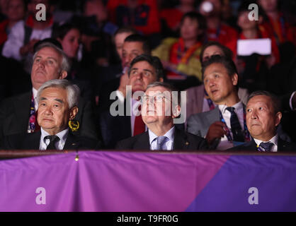 Thomas Bach, der Präsident des Internationalen Olympischen Komitees (Mitte) sitzt mit Chungwon Choue (links), Präsident der World Taekwondo Federation, bei Tag vier der World Taekwondo Championships in der Manchester Arena, Manchester. Stockfoto