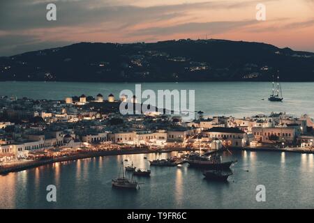 Mykonos Bay gesehen von oben bei Sonnenuntergang. Griechenland. Stockfoto