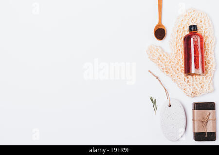 Schönheit Hintergrund von kosmetischen Produkten und Zubehör für Dusche und Badewanne, flach. Kaffee Peeling, Seife, Bimsstein Neben massage Anti-cellulite Stockfoto