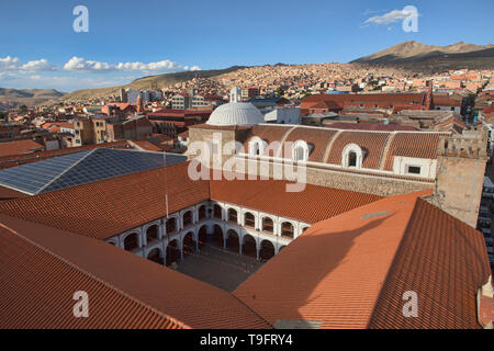 Den Pichincha National College von der Kathedrale Basilica, Potosi, Bolivien gesehen Stockfoto