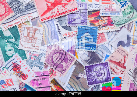 Alte gebrauchte United States Briefmarken in einem Haufen Hintergrund. Stockfoto