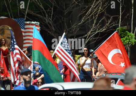 Tausende von Leuten gesehen, die auf dem jährlichen Türkische Day Parade entlang der Madison Avenue in New York City teilnehmen am 18. Mai 2019. Stockfoto