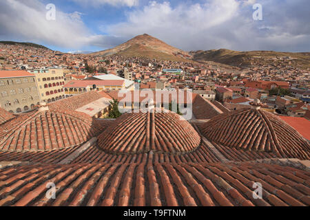 Dachterrasse mit Blick auf die San Francisco Kirche und Kloster, Potosi, Bolivien Stockfoto