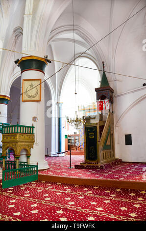 Nikosia, Zypern - Okt 4 2018: Wunderschön gestaltete Interieur des muslimischen Selimiye Moschee im zypriotischen Nikosia. Weiße Wände, Säulen und roten Teppich. Stockfoto