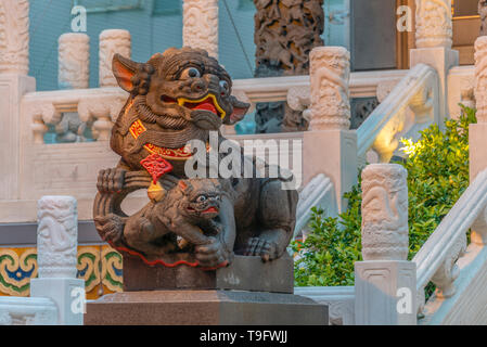 Löwenskulptur im Kanteibyo Tempel, Yokohama Chinatown, Japan Stockfoto