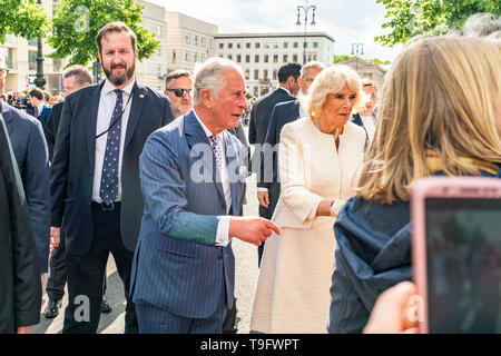 BERLIN, DEUTSCHLAND - 7. Mai 2019: Charles, Prinz von Wales und Camilla, Herzogin von Cornwall, vor dem Brandenburger Tor Stockfoto